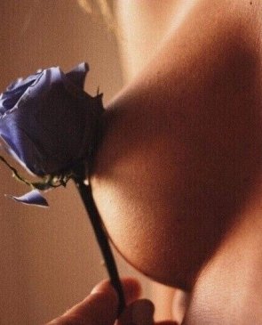 Kokraklari osilgan va katta kokrak uchlari bolgan yalangoch ayollar fotosuratlari